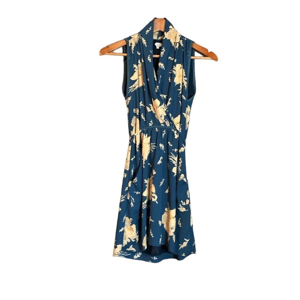 ‎Wilfred floral dress with pockets and tie waist.